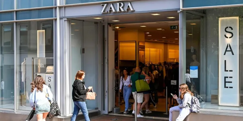 Personas entrando y saliendo de una tienda de Zara. 