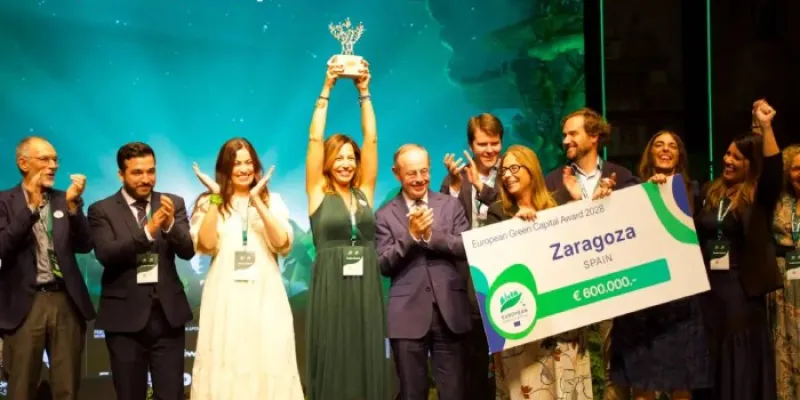 Natalia Chueca alza el galardón del título conseguido por Zaragoza.