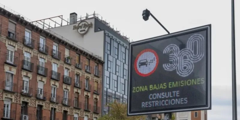 Señal digital de mensaje variable (VMS) que indica la zona de bajas emisiones en Madrid, España. 