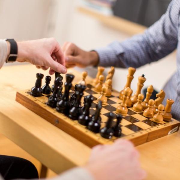 Personas jugando al ajedrez