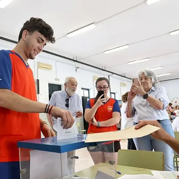 Un joven votante en una de las últimas elecciones en Andalucía. (Valerio Merino)