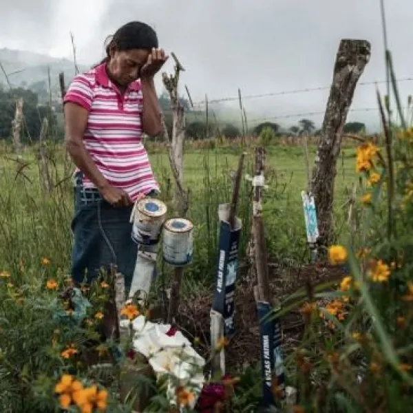 Julia Francisco Martínez, junto a la tumba de su marido Juan, defensor indígena hondureño asesinado en 2015