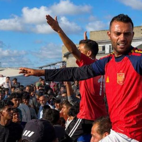 Los desplazados del campamento de Al-Rahma levantan al jugador Asaad Al-Azzabi y sus compañeros de equipo sobre sus hombros en celebración de la victoria contra el campamento de Sheikh Al-Eid.