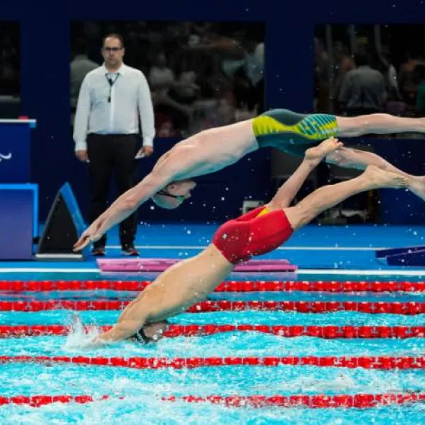Dos nadadores se lanzan a la piscina