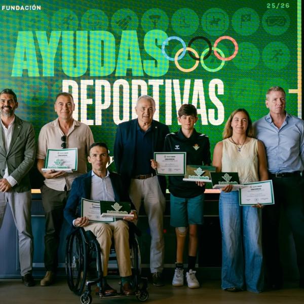 Deportistas galardonados y autoridades