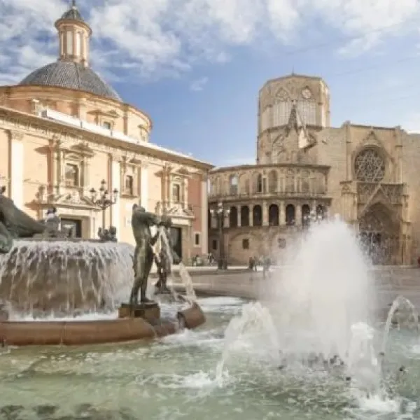 Monumentos de Valencia como la catedral, donde se encuentra en Santo Cáliz, la plaza de la Virgen o el Miguelete