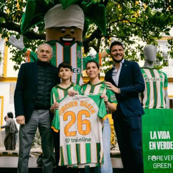 El Betis se viste de naranja por los espacios verdes de Sevilla
