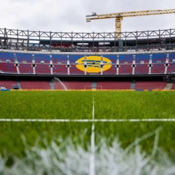 Las obras del nuevo Camp Nou, con el césped definitivo, en agosto de 2025