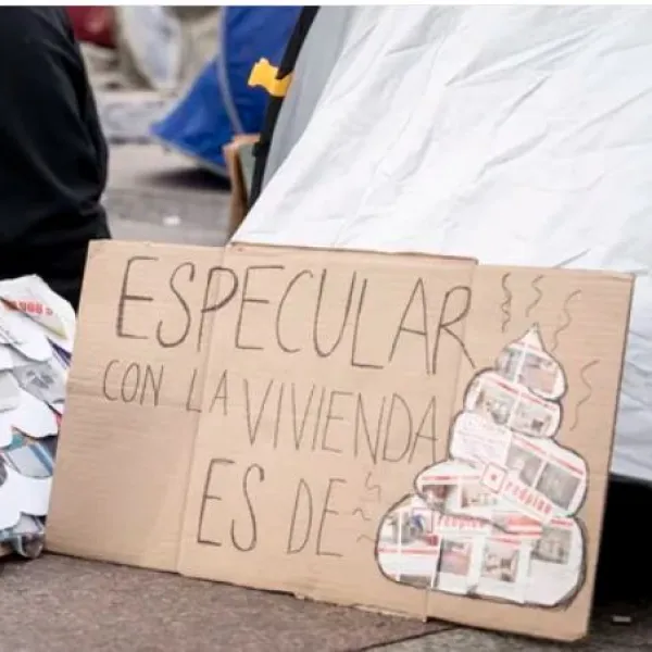 Pancartas de los activistas por la vivienda que han acampado en la Puerta del Sol
