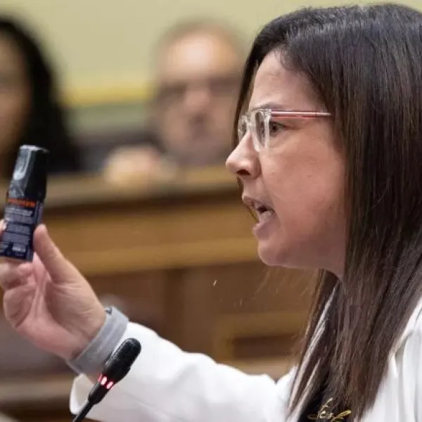 La diputada y responsable de Interior del PP, Ana Vázquez, exhibe un spray de gas pimienta durtante la sesión de control al Gobierno, este miércoles en el Congreso.