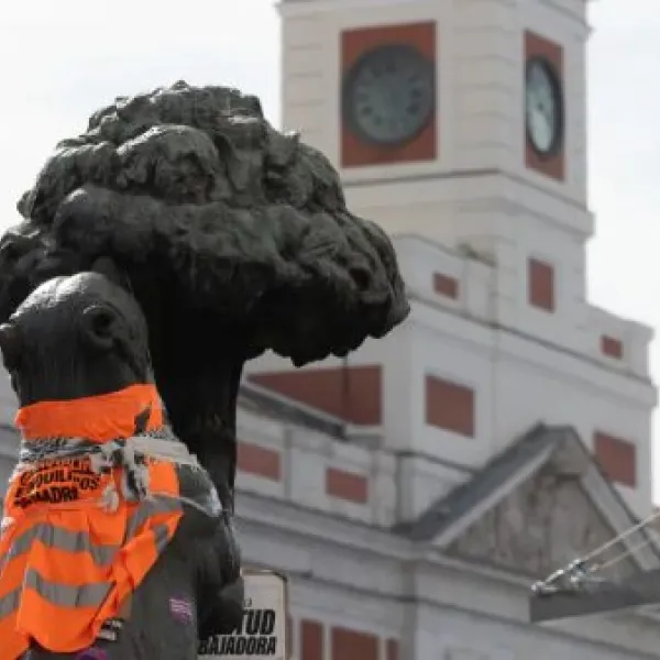 La estatua del Oso y el Madroño durante la acampada en la Puerta del Sol, a 30 de septiembre de 2026, en Madrid