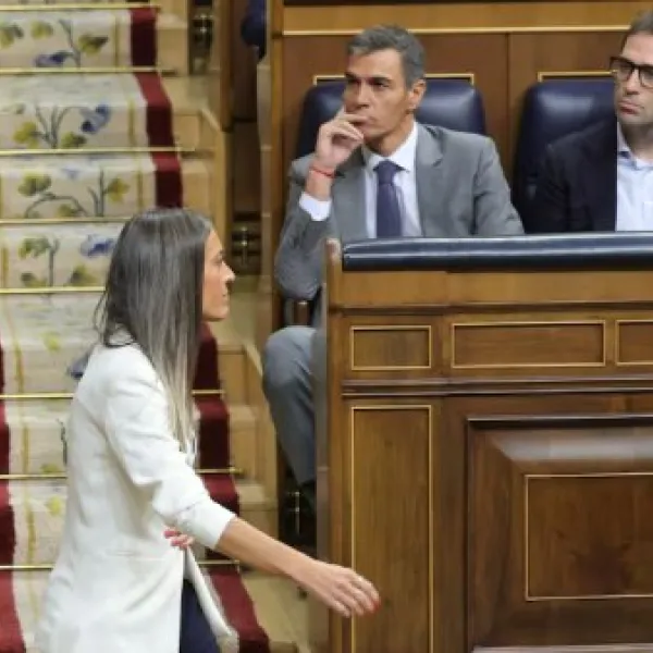 La portavoz de Junts en el Congreso, Míriam Nogueras, para por delante de Pedro Sánchez, este viernes en el Congreso