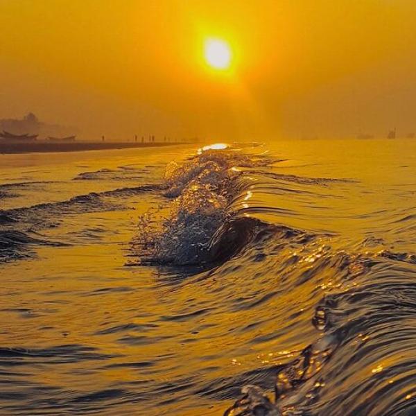 El sol se pone en la playa de Kuakata en Bangladesh.