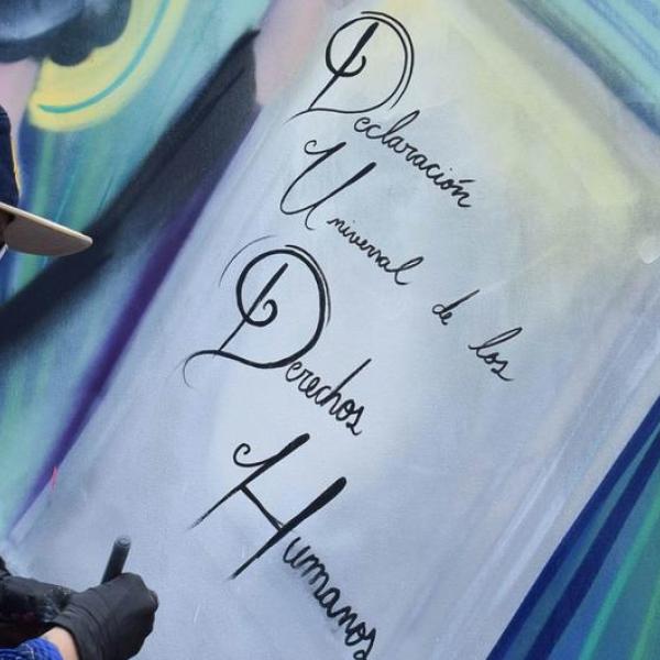 Un artista de grafitis en Colombia crea una imagen sobre la declaración de los derechos humanos.