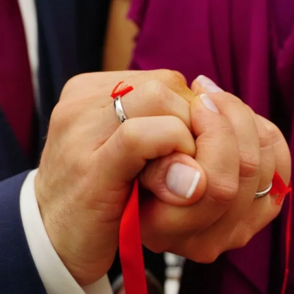 Pareja recién comprometida cogida de la mano