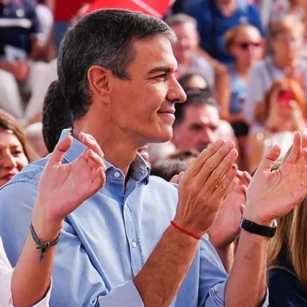 El presidente del Gobierno, Pedro Sánchez, y el ministro Óscar López, en un acto en Getafe.
