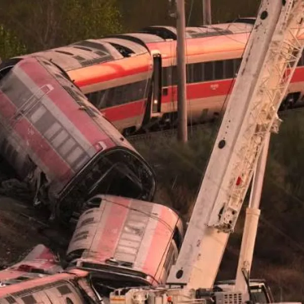 Los equipos de emergencias trabajan en el lugar del accidente de tren de Urda (Toledo)