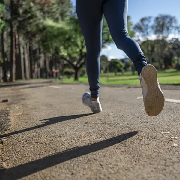 Piernas de una mujer corriendo