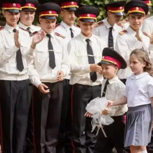 El arranque del curso para los cadetes en Ucrania comienza con una ofrenda ceremonial.