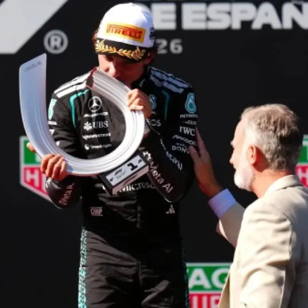 El rey Felipe VI entrega a Kimi Antonelli el trofeo que le acredita como ganador del GP de España de F1