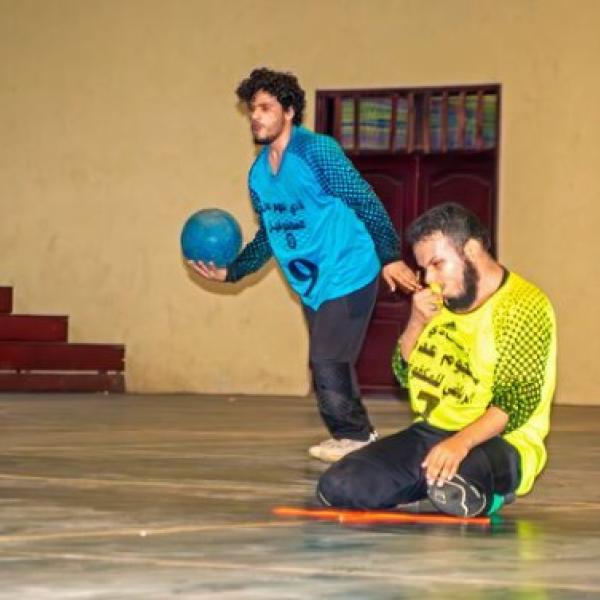 Abdulrahma Sultan (centro), jugador del Club Deportivo Estrellas de Adén para Ciegos, durante un entrenamiento, en marzo de 2023