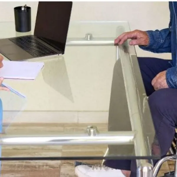 Persona con discapacidad en una consulta médica