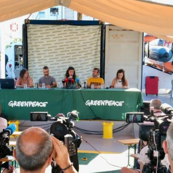 Un momento de la rueda de prensa de hoy a bordo del 'Arctic Sunrise' de Greenpeace, en Valencia