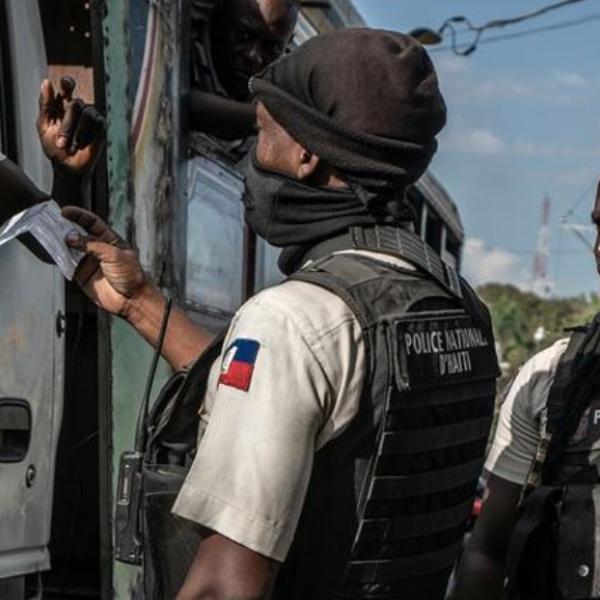La policía haitiana comprueba los documentos de un conductor en un puesto de control.
