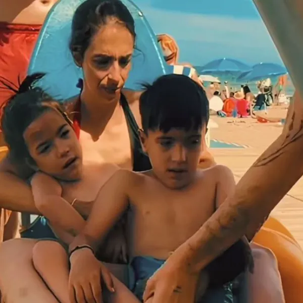 Laura con sus "grandes guerreros" con discapacidad en la playa.