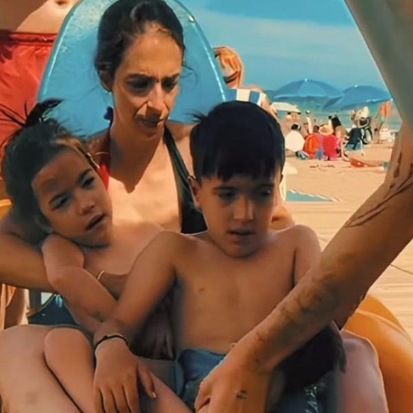 Laura con sus "grandes guerreros" con discapacidad en la playa.