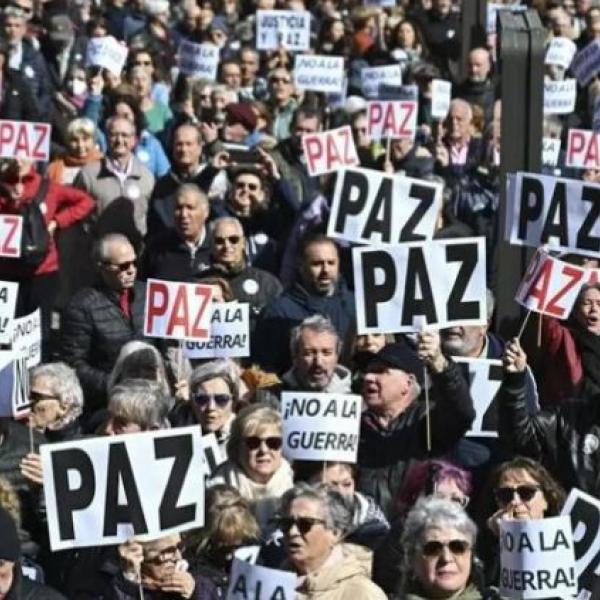 Fotografía de una manifestación convocada en Madrid para acabar con la guerra en Irán