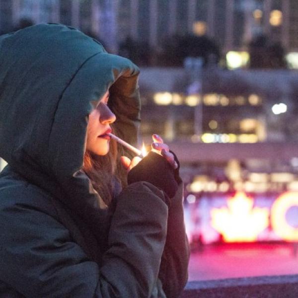 Joven fumando