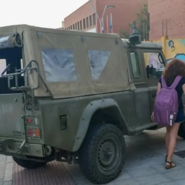vehículo militar franquea la entrada al IES Abyla, en Ceuta, el día del inicio del curso escolar