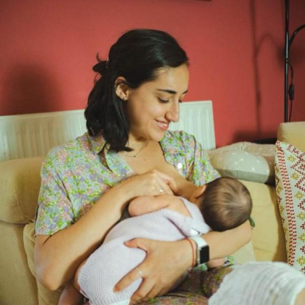 Nuestra redactora amamantando a su bebé