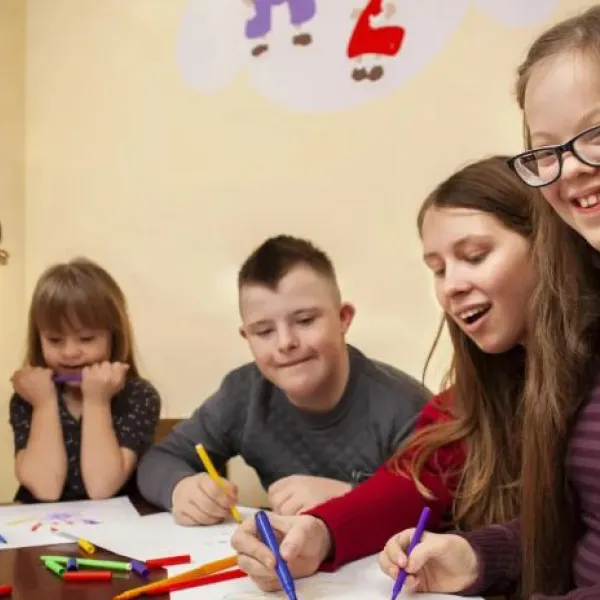 Varios niños en un aula de Educación Especial