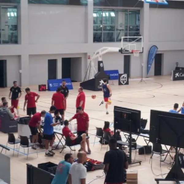La selección española masculina de baloncesto en el Centro Deportivo Municipal Triángulo de Oro, en Tetuán