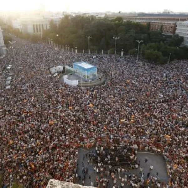 Decenas de miles de personas participan en una concentración en apoyo a los residentes de Ceuta, en la plaza de Cibeles en Madrid