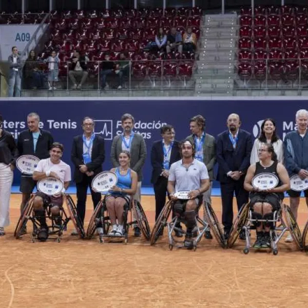 Los deportistas posan con sus trofeos al finalizar la competición celebrada en la Caja Mágica de Madrid