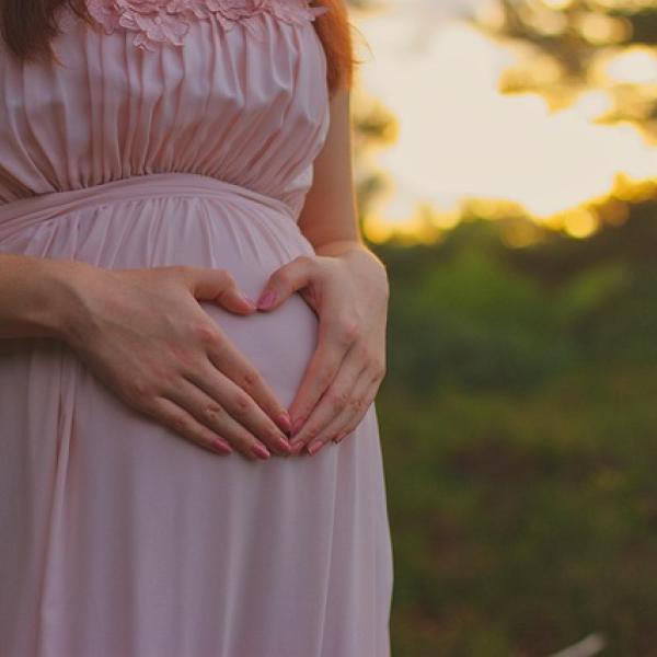 Una mujer embarazada tocándose la tripa