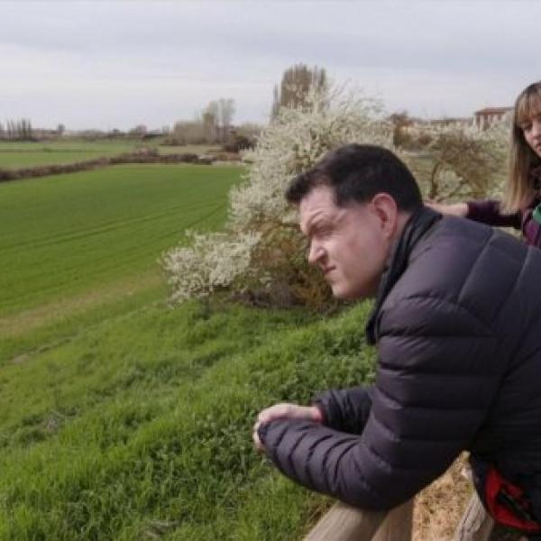 Víctor Varona observa el paisaje junto a su madre, Fina Aroz, y otra mujer, en el entorno rural de Venta de Baños (Palencia)