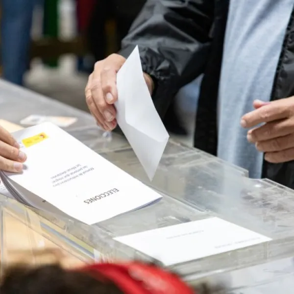 Un hombre introduce su voto en una urna