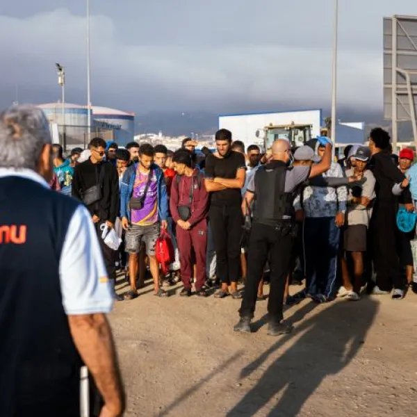 Migrantes y personal de seguridad, durante el traslado