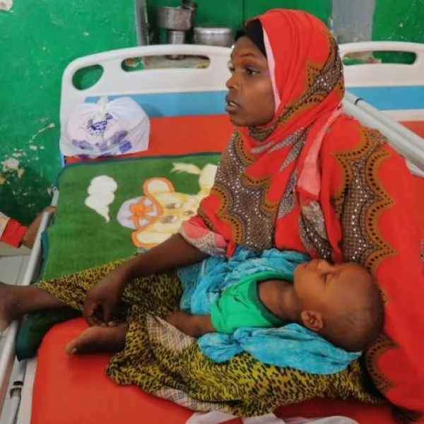 Kawsar Ibrahim Osman, de 25 años, sostiene a su hijo de ocho meses, Bilal, en el centro de alimentación terapéutica para pacientes hospitalizados en el Hospital Regional de Mudug, en la ciudad de Galkayo, región de Mudug, Somalia.