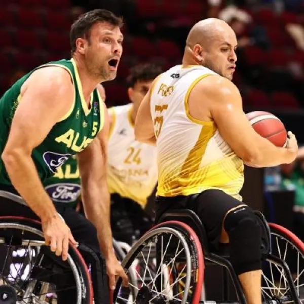 Lalo Prieto protege el balón frente a Bill Latham, durante el partido entre España y Australia