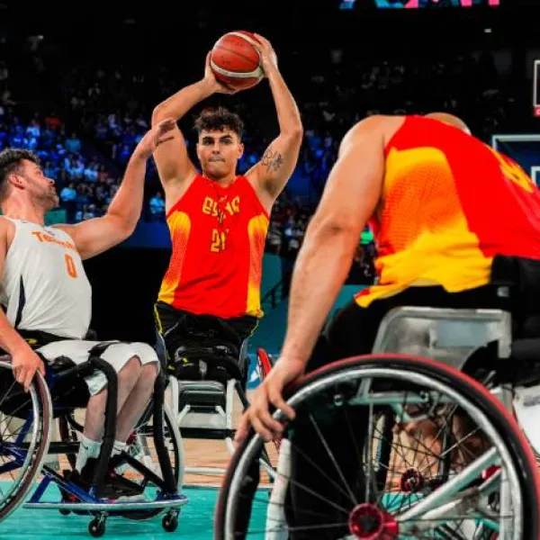 Pincho Ortega busca a un compañero en un partido de los Juegos Paralímpicos de París 2024