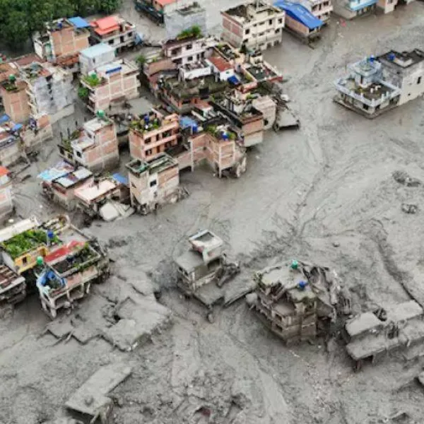 Un vista desde un dron muestra la riada en Trishuli, distrito de Nuwakot (Nepal).