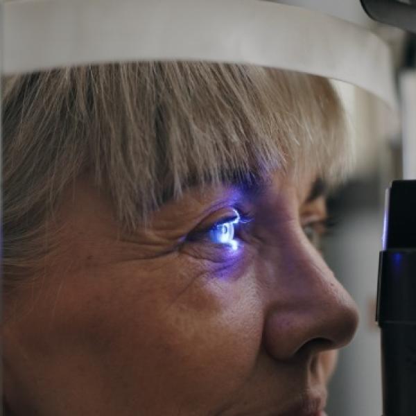 mujer con glaucoma