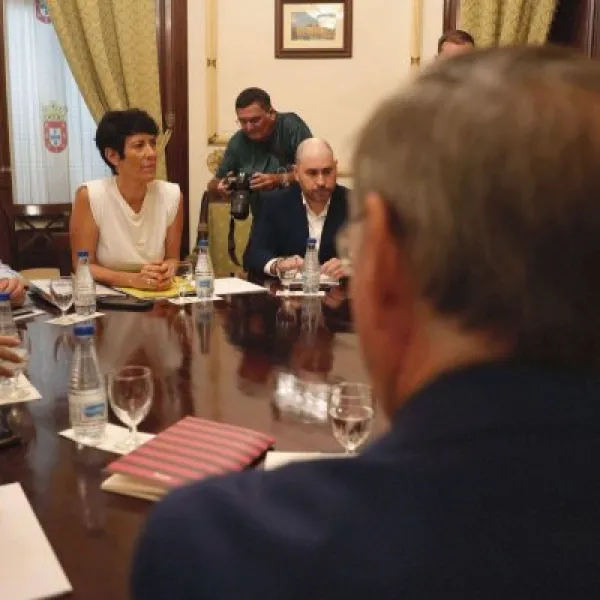 La ministra Elma Saiz, durante una reunión en Ceuta con su presidente