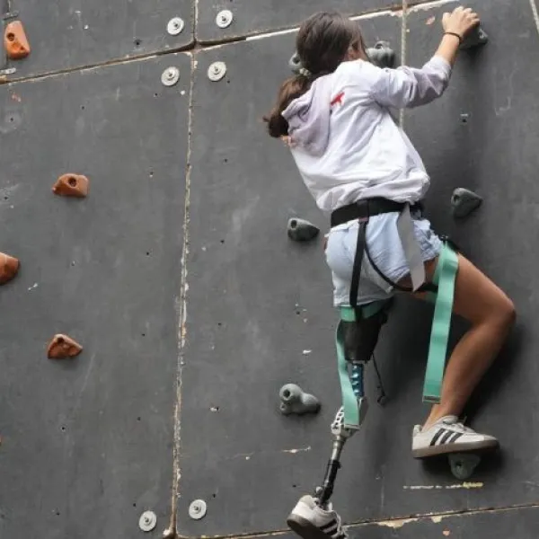 Joven escaladora con prótesis en su pierna izquierda