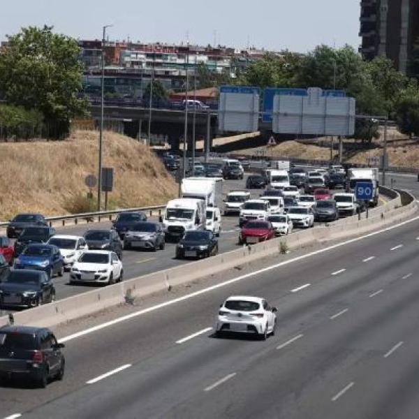 Vehículos en la segunda operación salida del verano en la A-5.